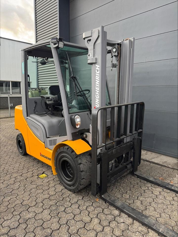 Jungheinrich TFG430s LPG Forklift – 3,000 kg capacity, Side Shift, 3,704 hours