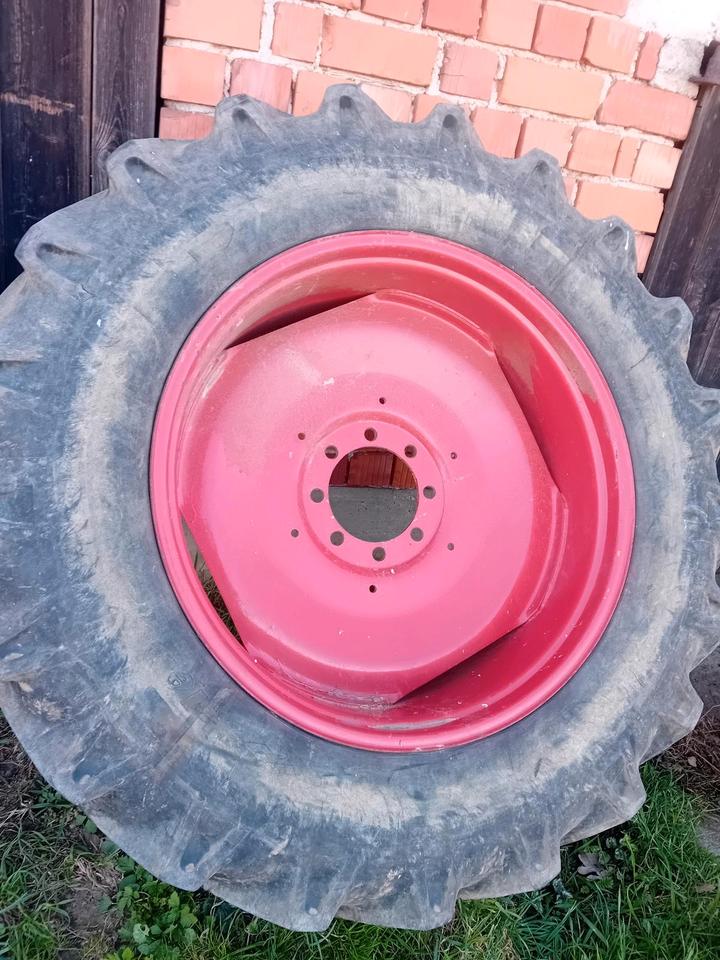 Complete wheel and tire set in size 18.4/15-38 for commercial vehicles and trailers