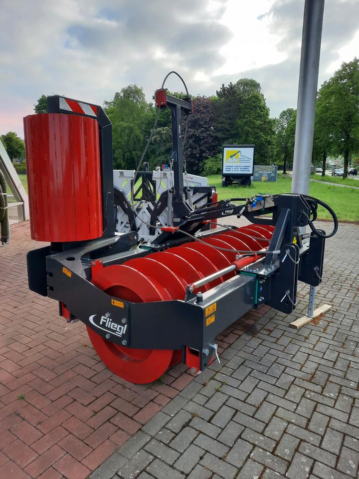 Fliegl silo roller with side compactor, 3000 mm, silage roller