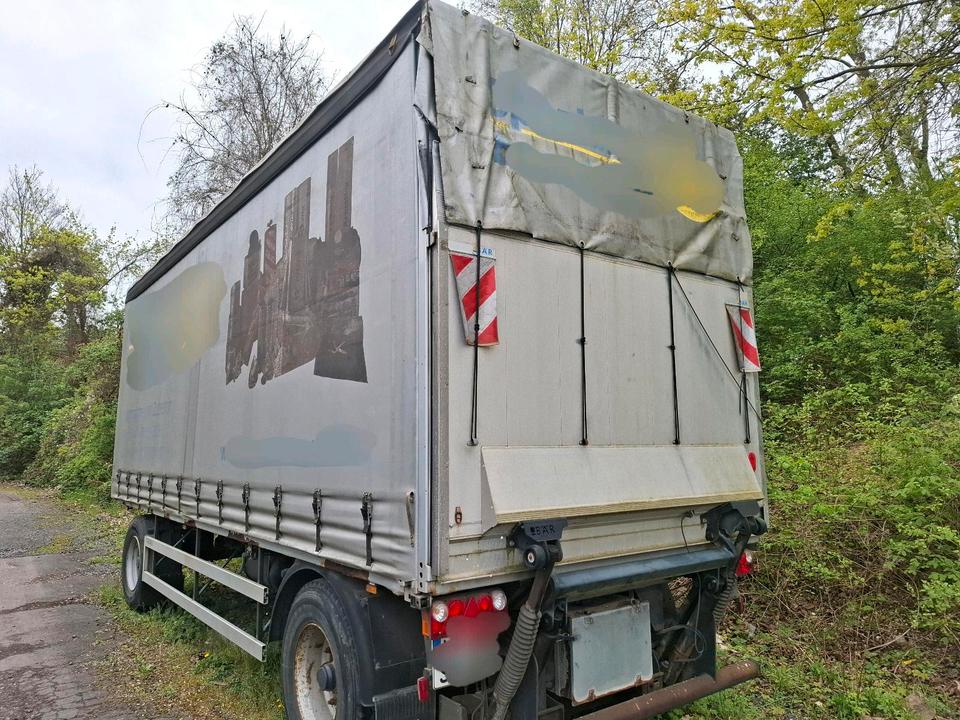 Trailer with tarpaulin and lifting platform
