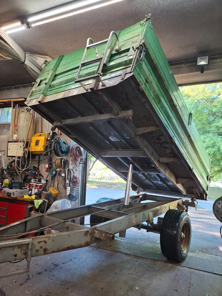 8t Three-Sided Tipping Trailer, approx. 2 x 4 m bed, loading edge height ~110 cm