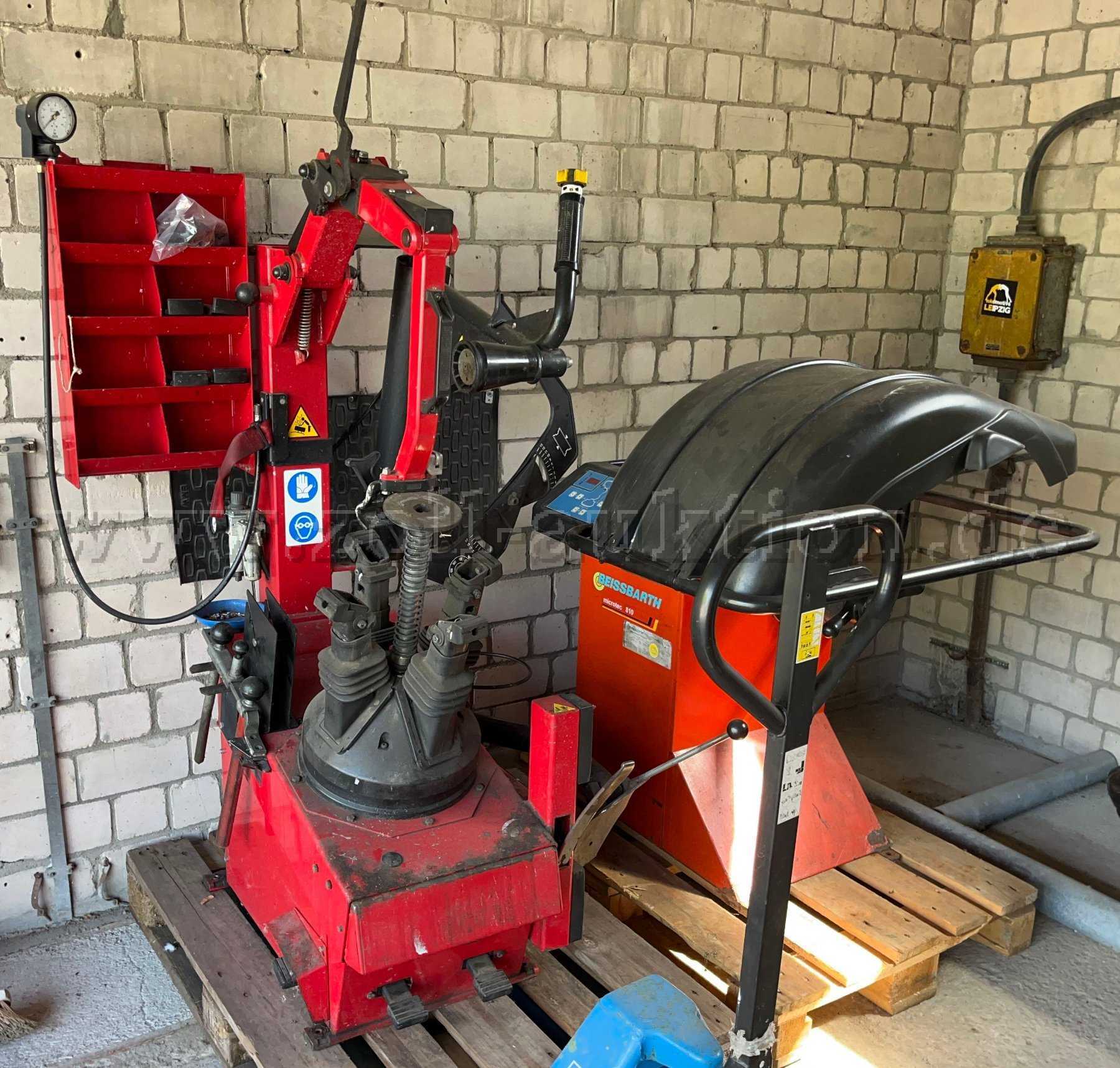 Tyre mounting machine and wheel balancer with defects