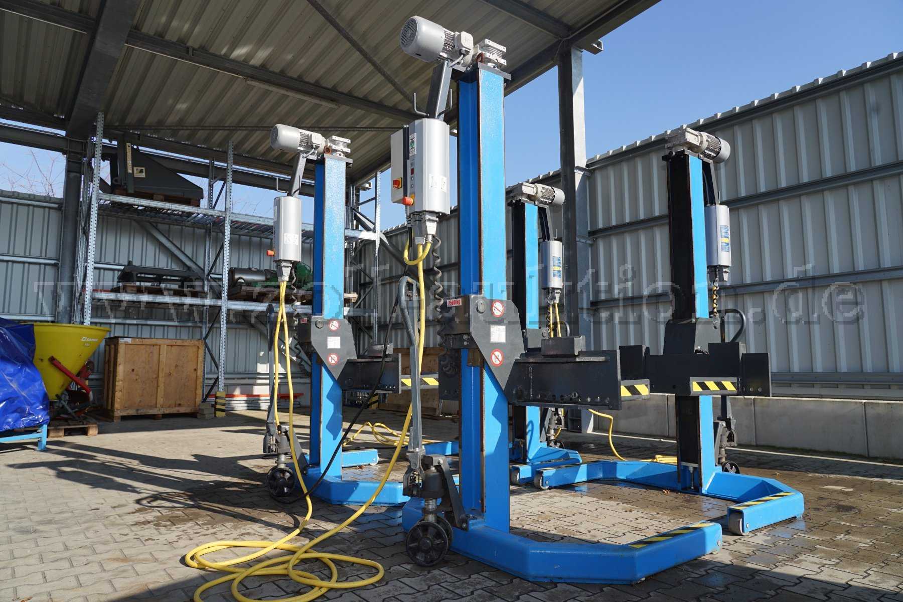 Mobile four-column wheel-gripper lifting platform